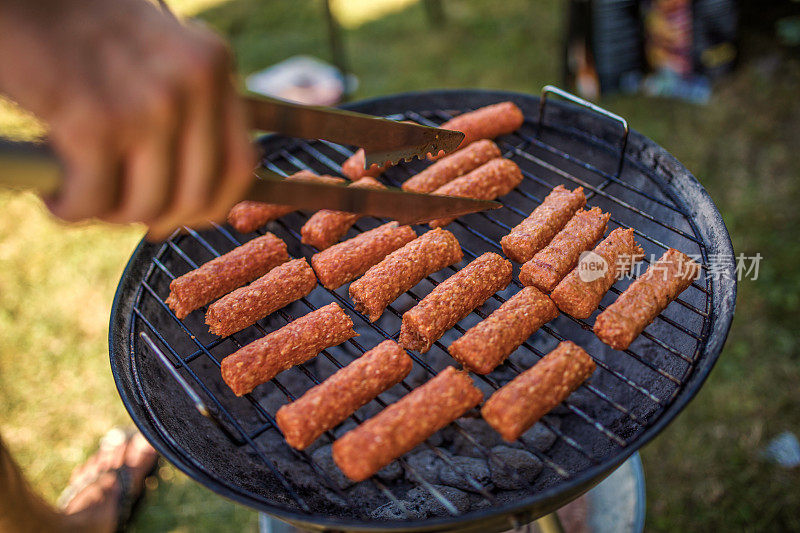 用煤在烧烤架上烤肉