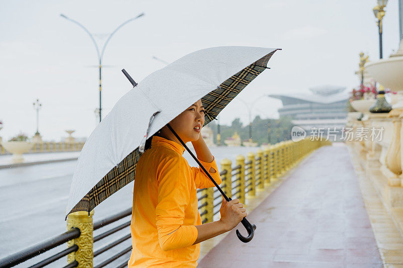 撑着伞在雨中走