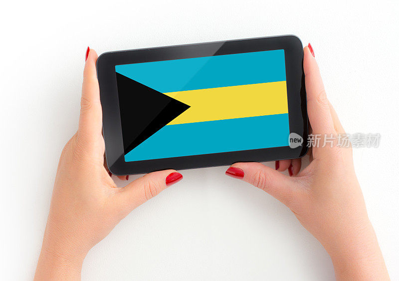 巴哈马旗在数字平板电脑在成熟女性的手与个人观点