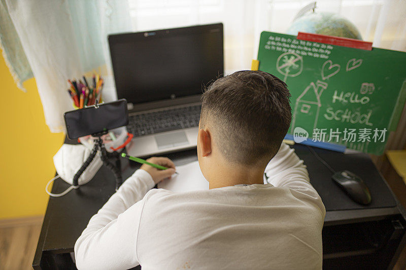 一名青少年在冠状病毒大流行期间在家学习