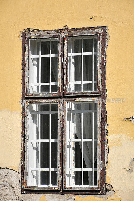 一幢旧建筑的窗户