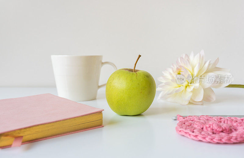 近距离的绿色苹果在桌子上与自我护理项目