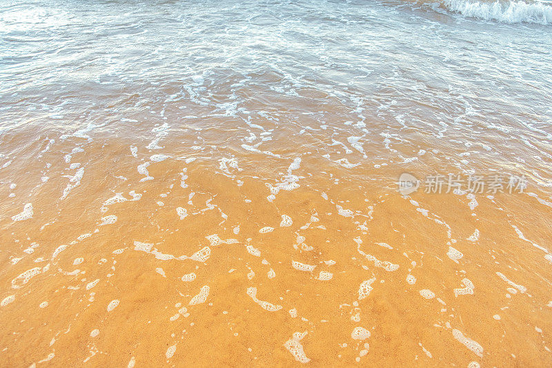 日落时海浪拍岸的声音