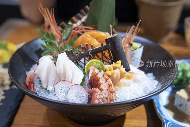 日式料理餐厅的生鱼片