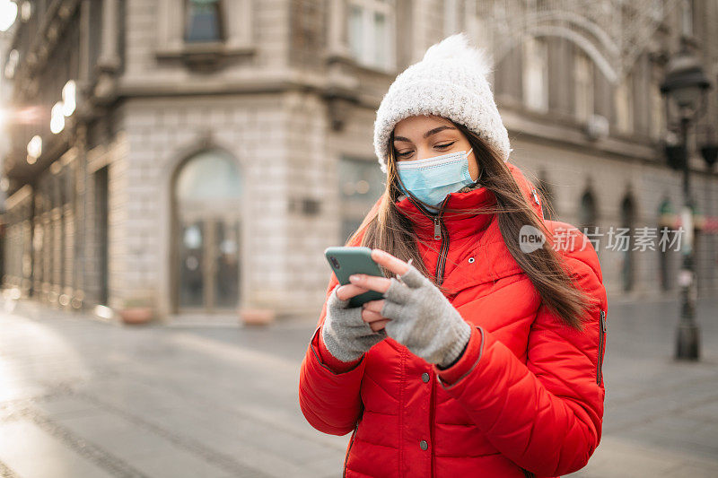 年轻的白人女性在用智能手机