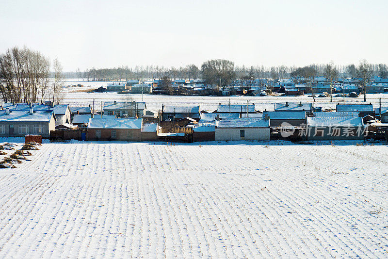 雪覆盖房屋和农田