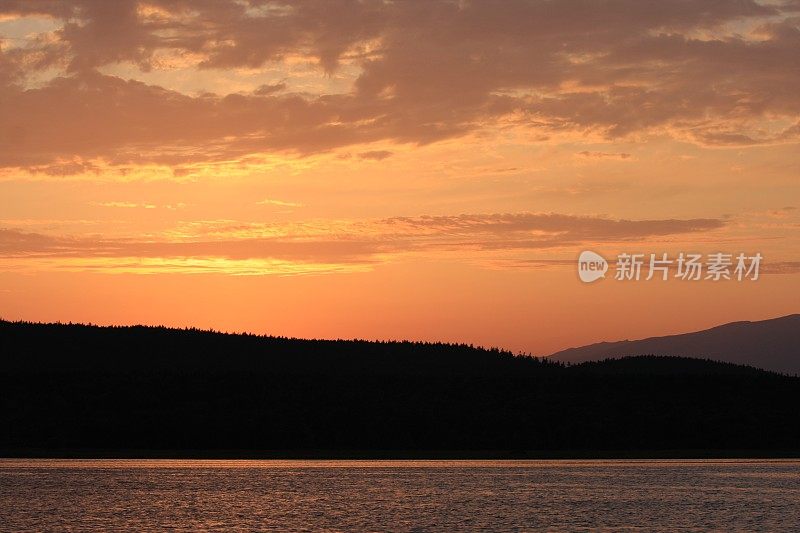 俄罗斯远东地区库页岛鄂霍茨科定居点图奈查的日落。