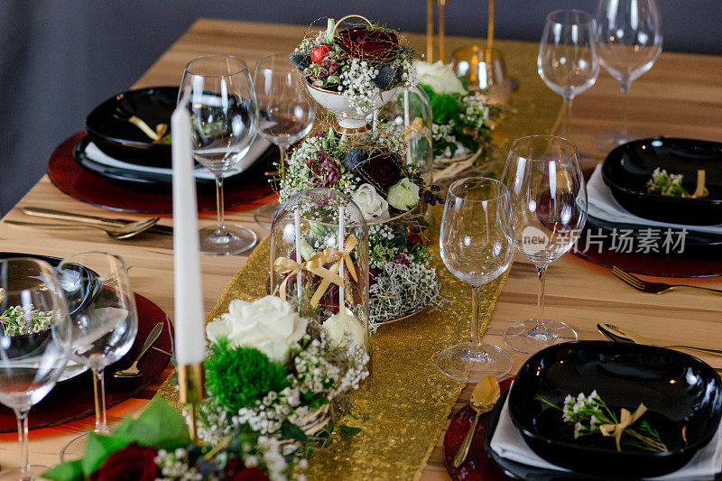 时尚的餐桌装饰étagère和鲜花