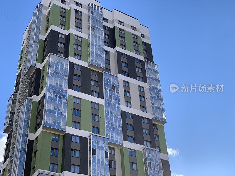 一个现代多层建筑的外观