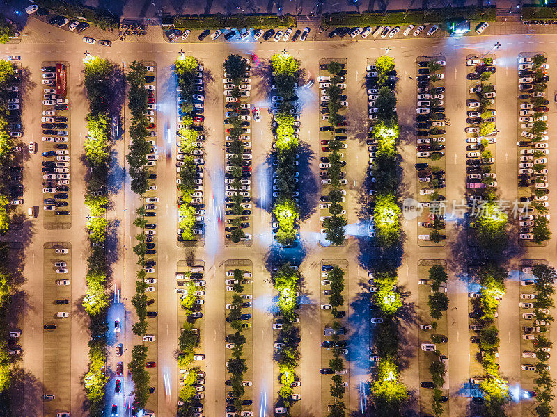 停车场夜间鸟瞰图