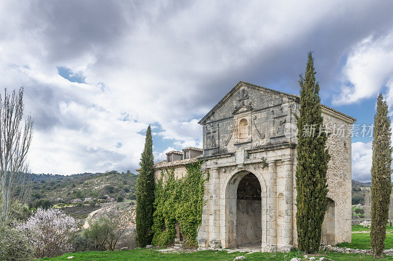 西班牙瓜达拉哈拉省Corcoles镇的Monsalud修道院，有拱门和侧面有柏树的僧侣浮雕和自然环境