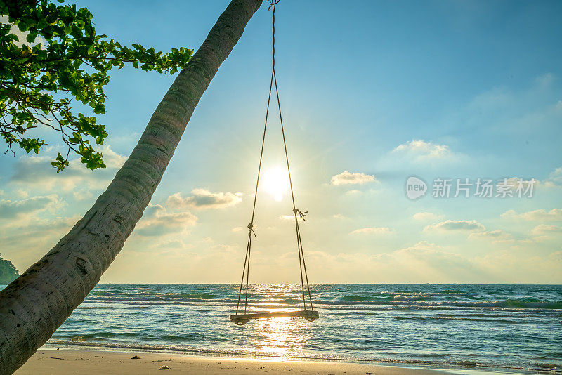 在富国岛田园诗般的Sao海滩上，阳光秋千挂在棕榈树上