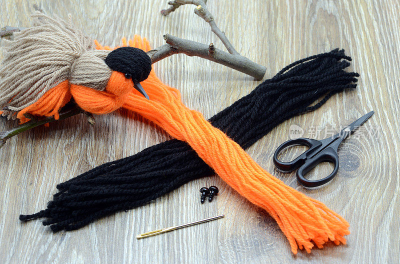 羊毛鸟的工艺说明。用毛线和毛结做一只红腹灰雀。纱鸟