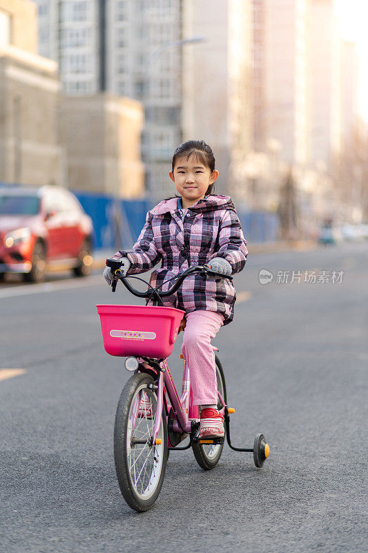 小女孩在路上骑自行车