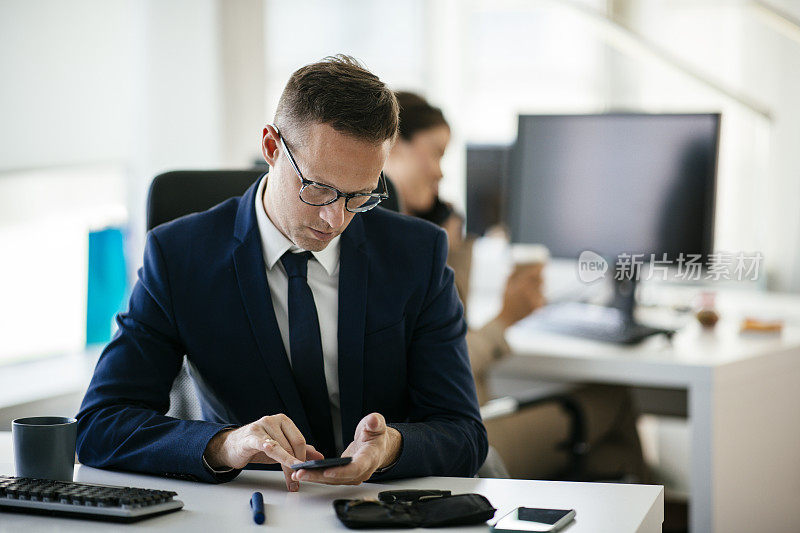 年轻男子检查血糖水平库存照片