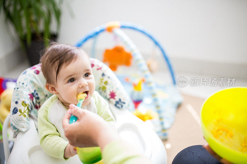 快乐的幼儿享受健康的有机餐在厨房