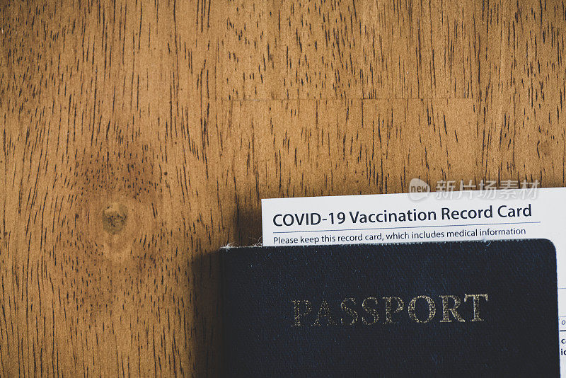 携带COVID-19疫苗接种记录卡和护照进行国际旅行