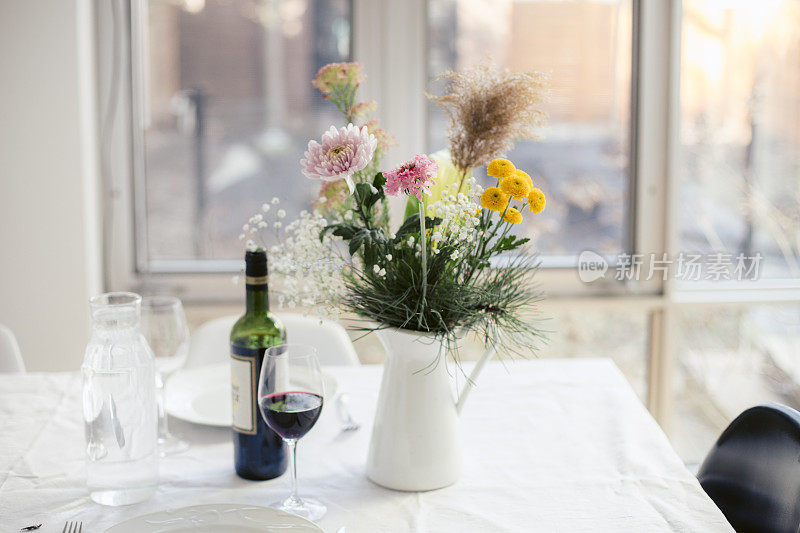 餐桌上的花束