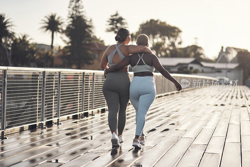 两个年轻女人一起出去锻炼的后视镜