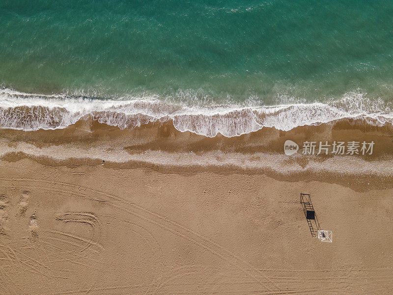 海浪和沙滩的无人机照片