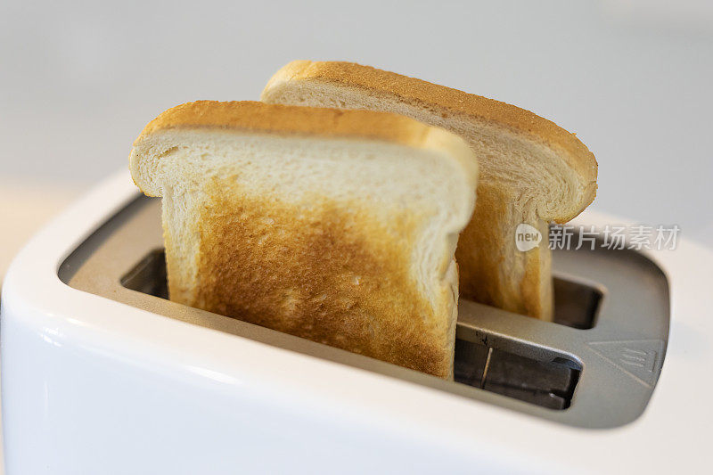 用厨房烤面包机烤面包