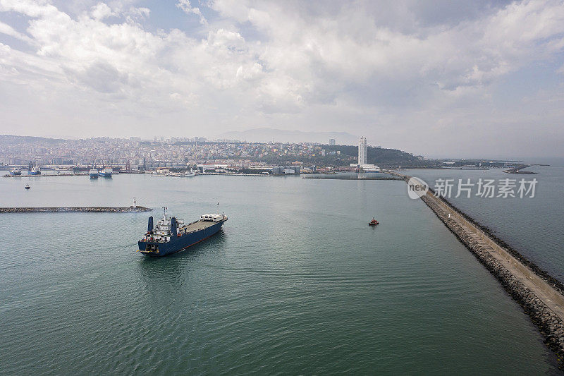 滚装船接近港口鸟瞰图。