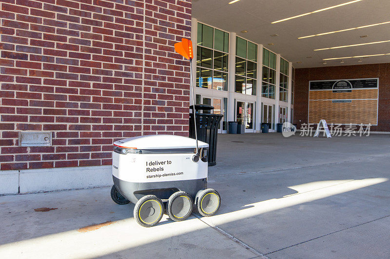 一个星际飞船机器人，一个自动驾驶的送货机器人，在密西西比大学的校园里