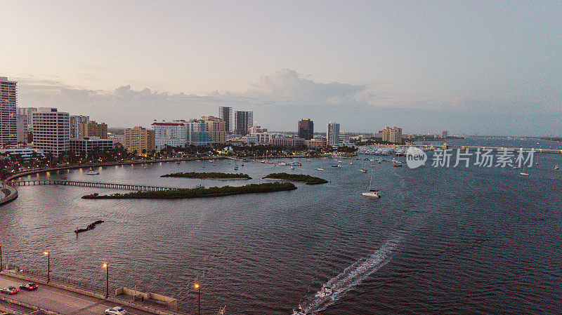 无人机拍摄的市中心西棕榈滩，佛罗里达入口海滨在2021年2月日落
