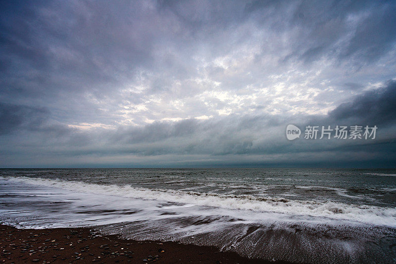 海面上阴沉的天空