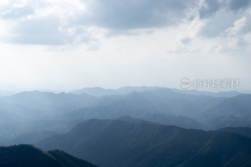 黄昏的光线穿过云层和山脉