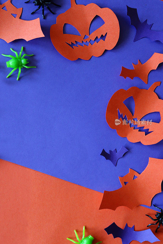 万圣节设计海报的形象，自制剪影形状的蝙蝠，南瓜杰克O'灯笼和塑料蜘蛛分裂紫色和橙色背景，万圣节墙纸背景，复制空间