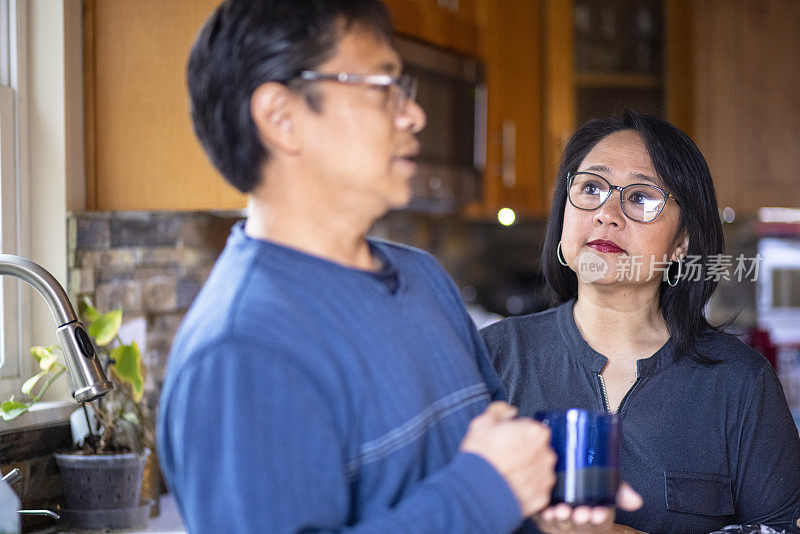 亚洲夫妇在家喝咖啡