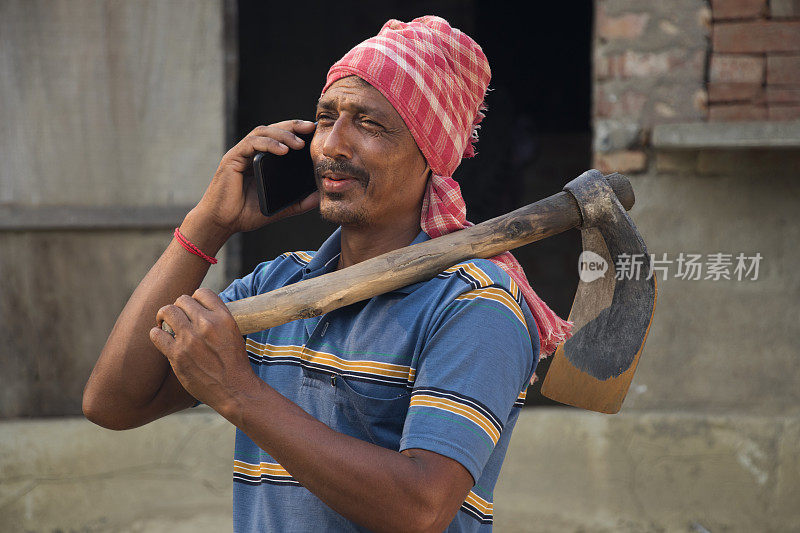 印度农民在用智能手机聊天