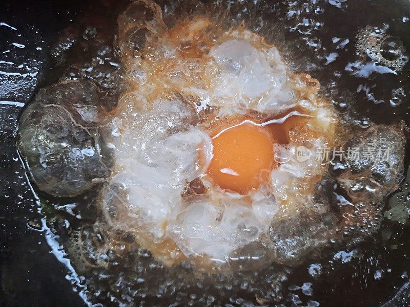 用铁锅煎鸡蛋。