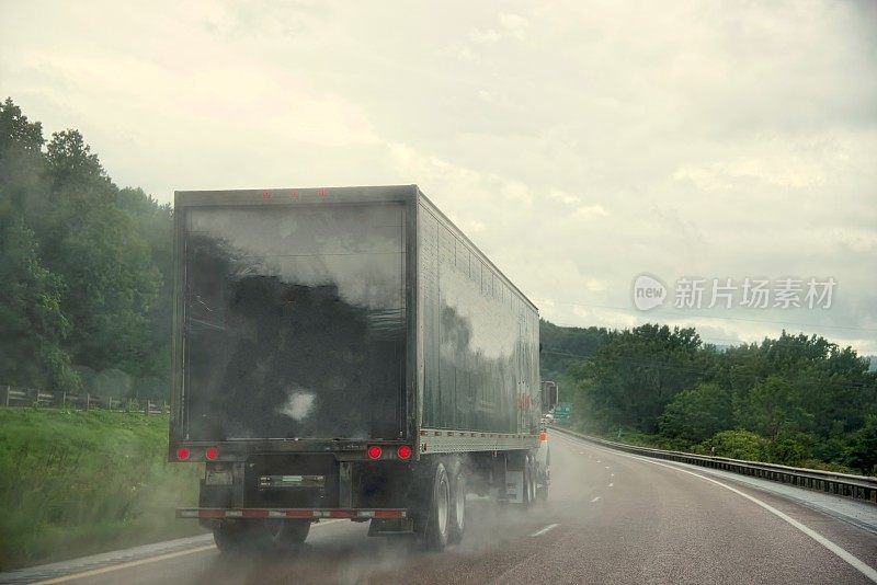 雨天的早晨，半挂车经过