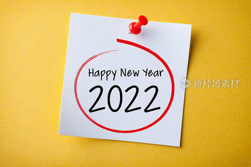 白色便利贴与新年快乐2020和红色图钉黄色背景