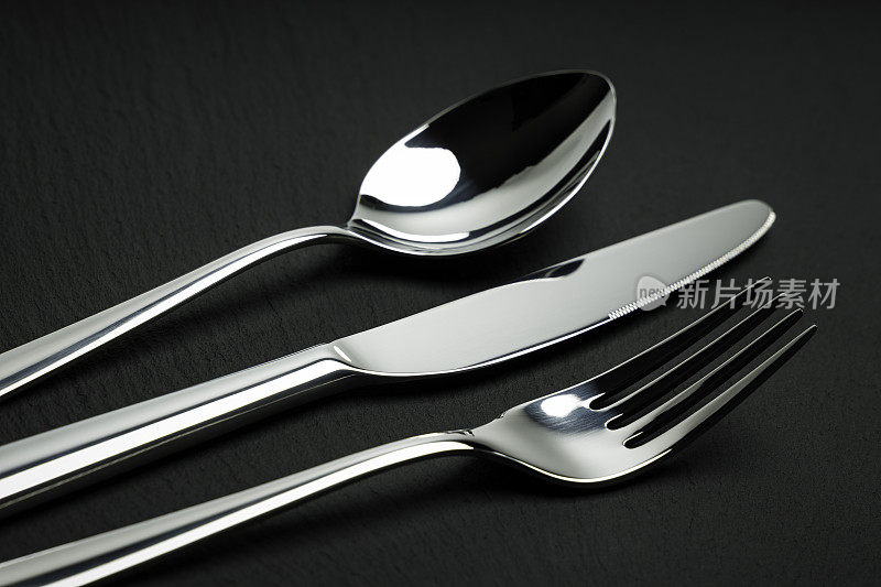 一套配有刀、叉和匙的银制餐具