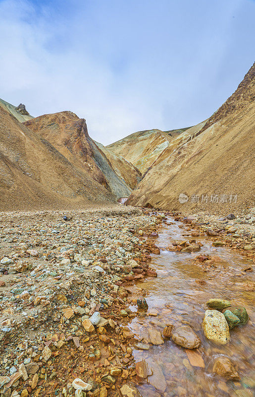 欧洲美丽独特的岛国冰岛的高地上的Landmannalaugar的令人叹为观止的彩色山丘