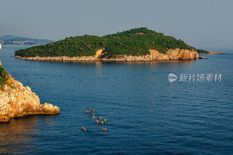 夏天在杜布罗夫尼克老城的海湾划独木舟