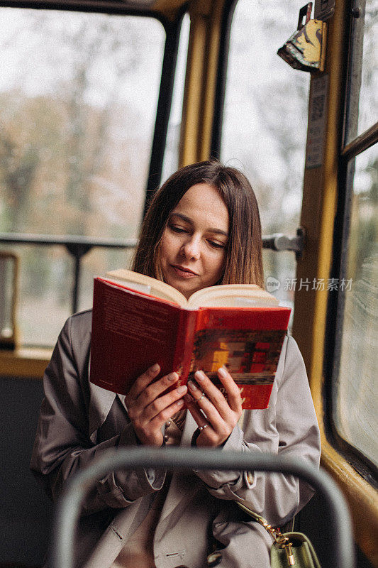 一个美女在电车里看书