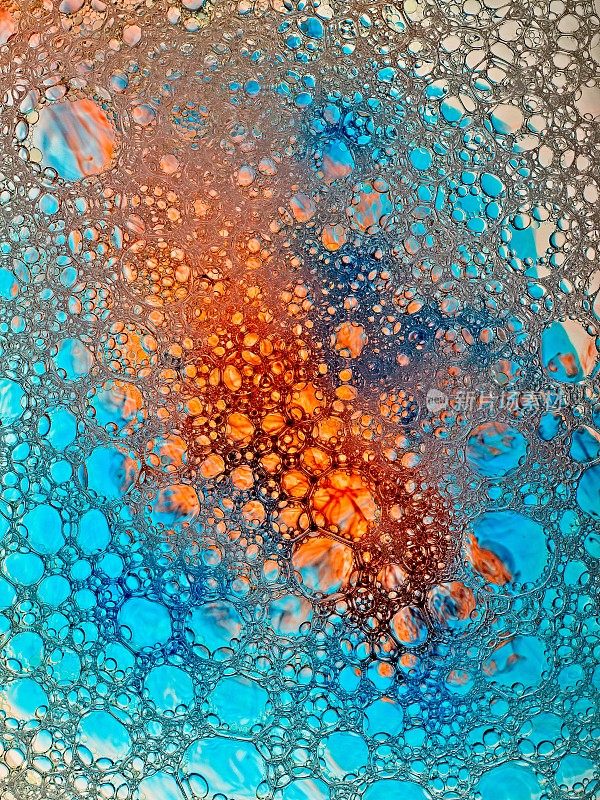 用水、油和液体肥皂创作的明亮、充满活力的泡沫艺术