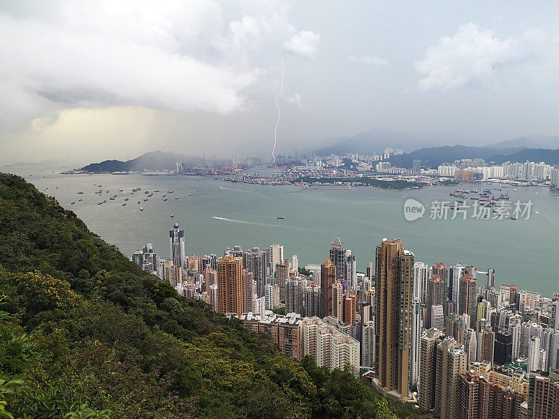 暴风雨日的香港城市景观