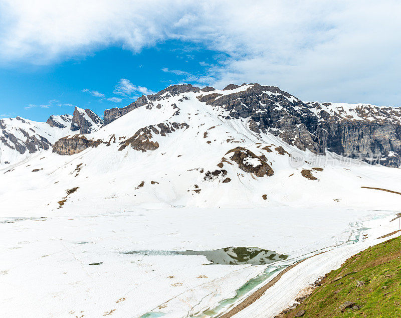 瑞士阿尔卑斯山白雪覆盖的山景