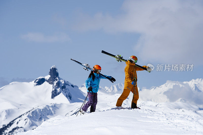 一对夫妇在加拿大的惠斯勒滑雪