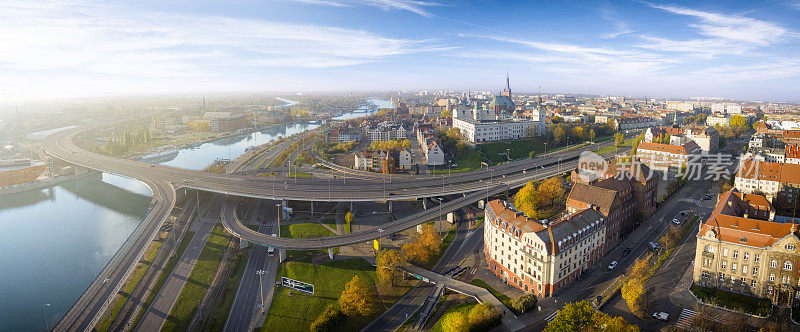 鸟瞰奥得河、城市高速公路和波兰什切青老城