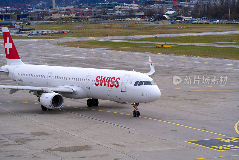 瑞士苏黎世克罗滕机场滑行道与飞机。