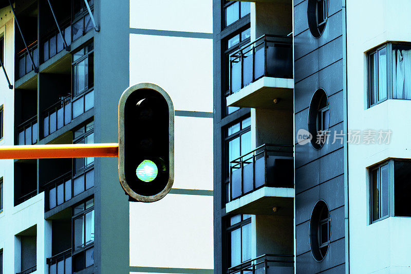 城市交通机器人或交通灯上的绿灯
