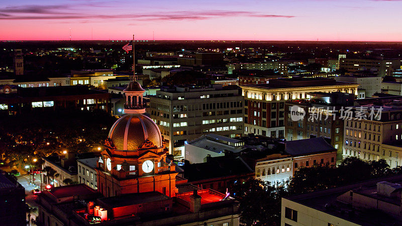 乔治亚州萨凡纳市的市政厅，夜景鸟瞰图