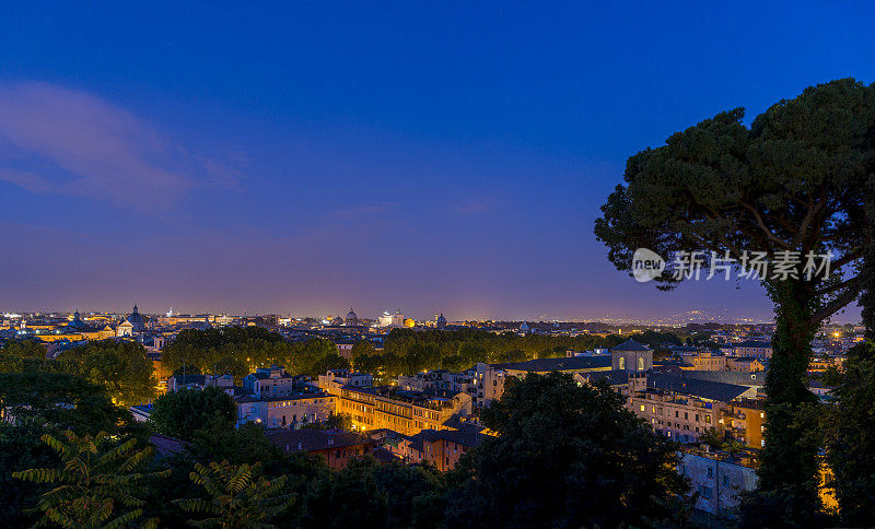 意大利罗马，黄昏时分的罗马城市全景