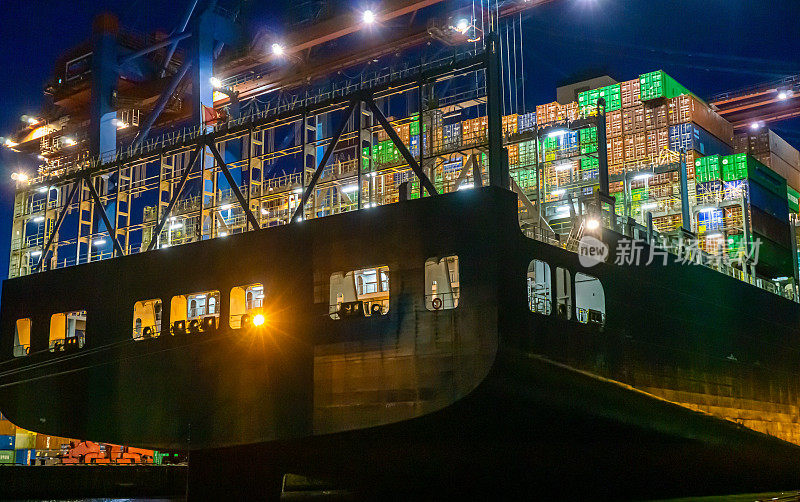汉堡港夜间集装箱船
集装箱船停靠在汉堡港